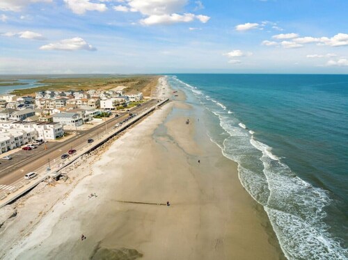 231 33rd st, Unit C (back lower) · Surfer's Hideway ★ Parking ★ Near Lighthouse