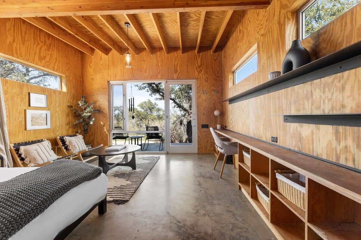 6 bedrooms, desk, iron/ironing board, WiFi