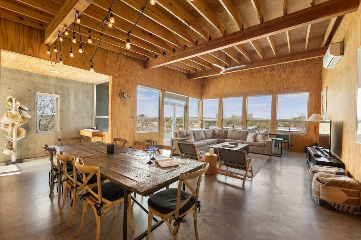 TV, fotballspill og kontorer