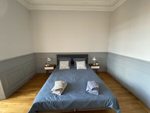 2 chambres, bureau, fer et planche à repasser, lit parapluie