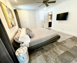 2 bedrooms, desk, iron/ironing board, WiFi