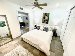 2 habitaciones, escritorio, tabla de planchar con plancha y wifi