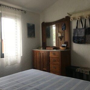 2 camere, una scrivania, Wi-Fi (a pagamento), lenzuola