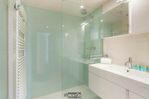 Dusche, Haartrockner, Handtücher