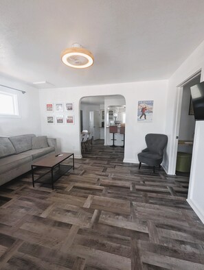 Comfort Cottage | Living area - Little Canyon Inn (Canon City)