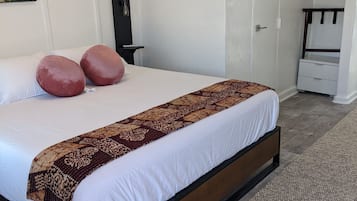 Comfort Room, Mountain View, Mountainside | Individually decorated, individually furnished, desk, laptop workspace