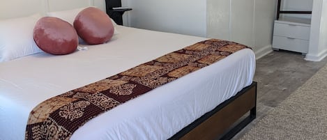 Comfort Room, Mountain View, Mountainside | Individually decorated, individually furnished, desk, laptop workspace