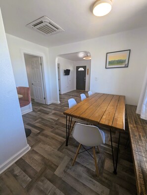 Comfort Cottage | In-room dining - Little Canyon Inn (Canon City)