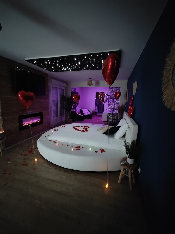 1 bedroom, bed sheets