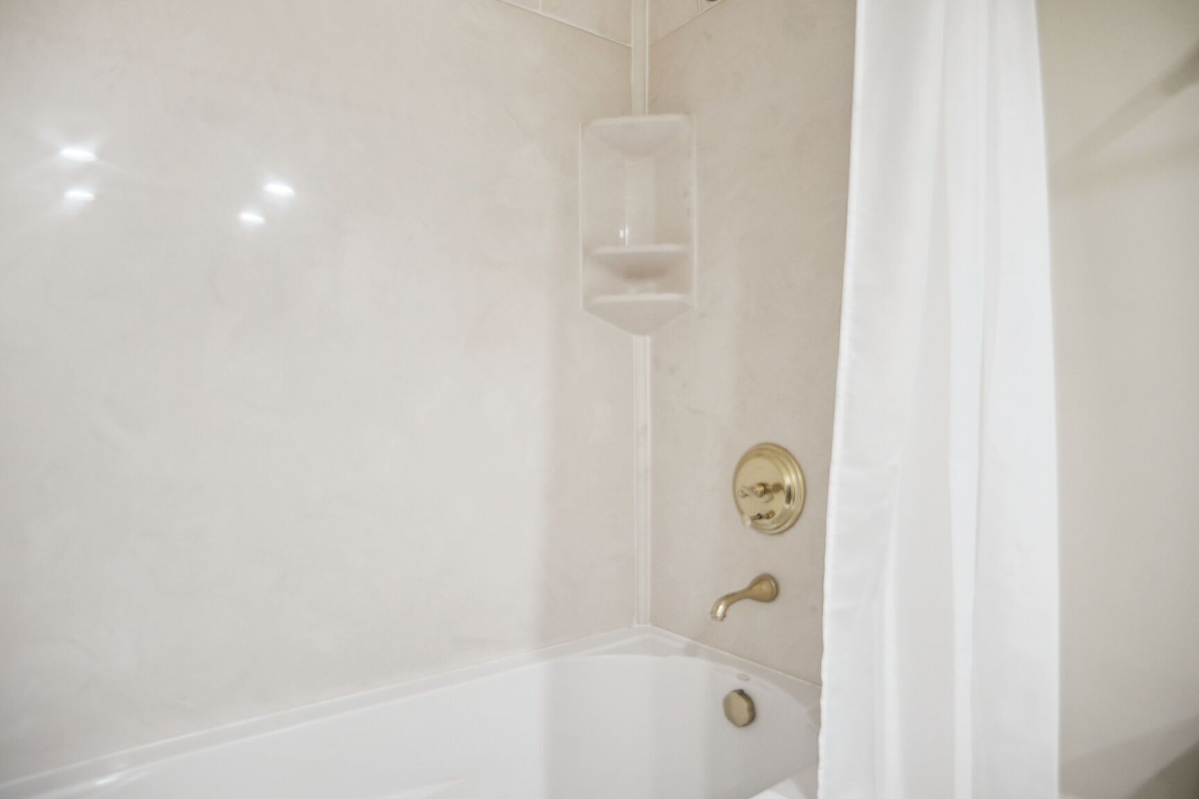 Un bagno con vasca, doccia e WC.