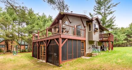 Riverfront home with private dock, kayaks, views, firepit, cornhole & foosball