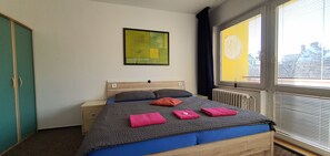 デラックス ダブルルーム | 客室ごとに異なる装飾、客室ごとに異なるインテリア、デスク、WiFi (無料)