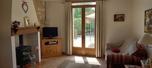 Una televisión, una chimenea, un reproductor de DVD