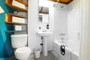 وحدات دش مع أحواض استحمام، مجففات شعر، مناشف، صابون