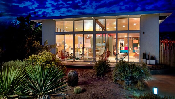 A modern house with large glass windows, a patio with chairs, and a garden with cacti. - Creative Desert Retreat in the heart of Joshua Tree (Joshua Tree)