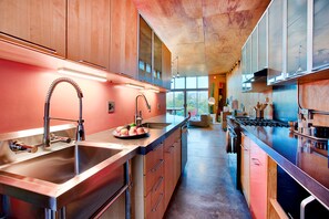 Fridge, microwave, oven, stovetop - Creative Desert Retreat in the heart of Joshua Tree (Joshua Tree)