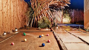 A courtyard with a wooden fence, a wooden structure, and a variety of colorful balls scattered on the ground. - Creative Desert Retreat in the heart of Joshua Tree (Joshua Tree)
