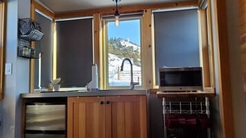 Refrigerador, microondas, cafetera y tetera y utensilios de cocina