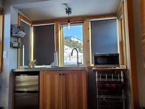 Kylskåp, mikrovågsugn, kaffe- och tebryggare och grytor/köksredskap