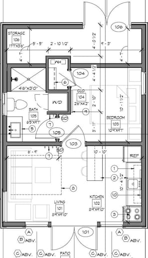Plano de planta que muestra un dormitorio, baño, cocina, sala de estar y zona de almacenamiento.