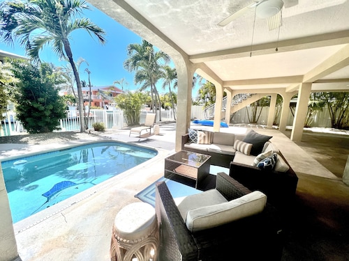 REEL ESCAPE - 4 Bedroom / 2 Bathroom w/ Pool, Boat Dock & Sleeps 8!