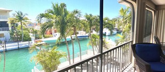 REEL ESCAPE - 4 Bedroom / 2 Bathroom w/ Pool, Boat Dock & Sleeps 8!