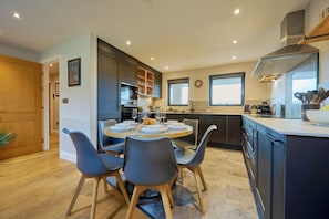 Cottage | Private kitchen | Fridge, microwave, dishwasher, electric kettle