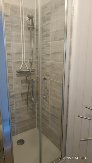 Douche, sĂšche-cheveux, papier toilette