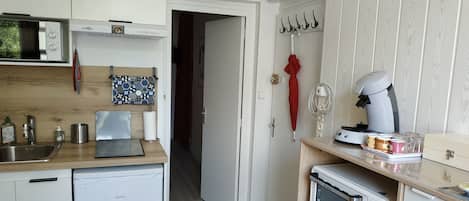 Een koelkast, een magnetron, een oven, een kookplaat