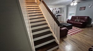 Smart TV, video games - Dollywood pass holders Cabin 2 acres near Pigeon Forge 2 mi sleeps up to 9 (Pigeon Forge)