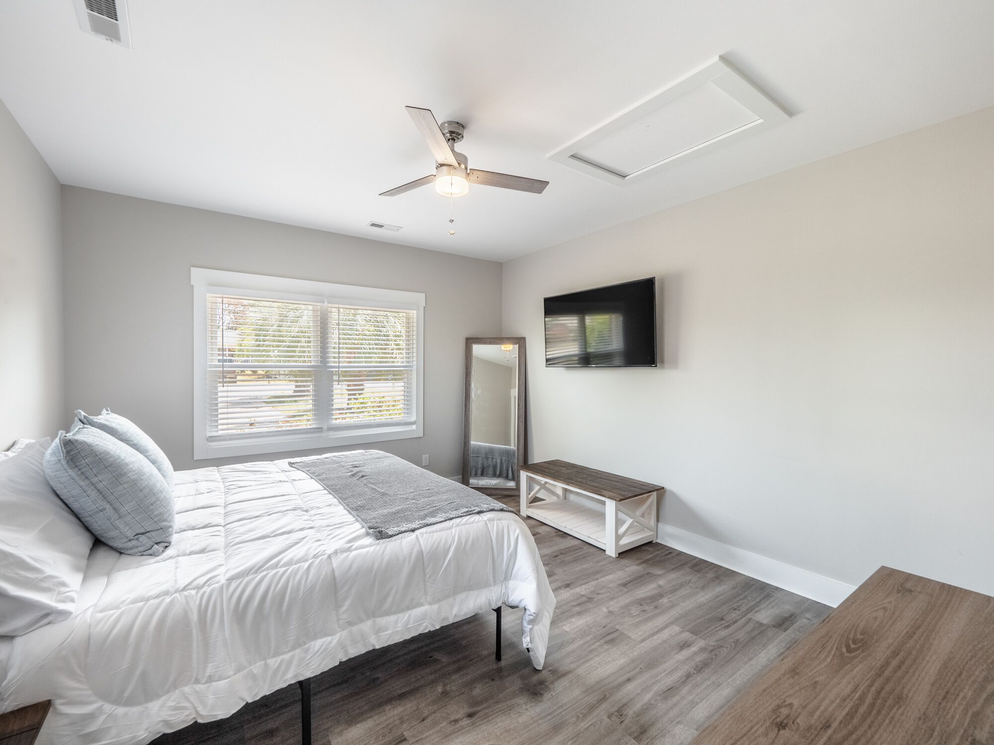 4 bedrooms, desk, iron/ironing board, travel crib