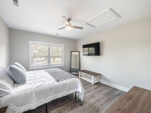 4 camere, una scrivania, ferro/asse da stiro, culla da viaggio