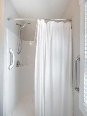 Bathtub, hair dryer, towels, soap - Spacious w/ all King Beds, 15 min from Beach + Downtown, Pup Friendly! (Wilmington)