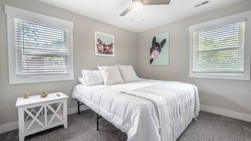 4 室のベッドルーム、デスク、アイロン / アイロン台、旅行用ベビーベッド