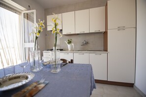 Kühlschrank, Ofen, Wasserkocher mit Kaffee-/Teezubehör, Wasserkocher