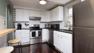 Geladeira, micro-ondas, fogão, cooktop