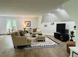 Smart TV, videojuegos, mesa de ping pong, libros