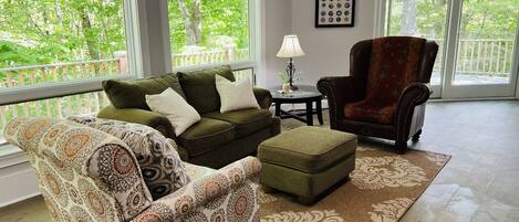 Smart-tv, videospelletjes, een tafeltennistafel en boeken