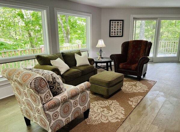 Téléviseur connecté, jeux vidéo, table de ping-pong, livres