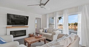 Smart TV, caminetto, videogiochi, libri