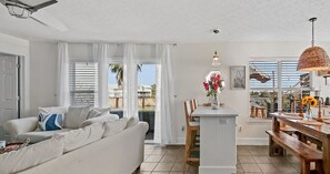 Smart-TV, Kamin, Videospiele, Bücher