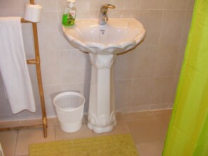 Shower - MAAM SAMBA (Dakar)