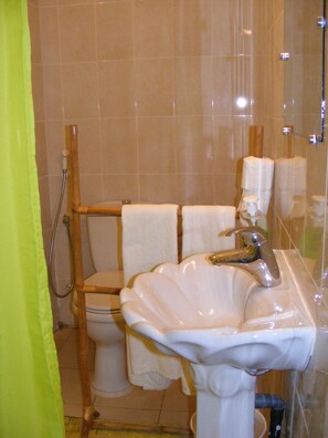 Shower - MAAM SAMBA (Dakar)