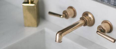 Ensemble douche/baignoire, serviettes fournies, savon, shampoing