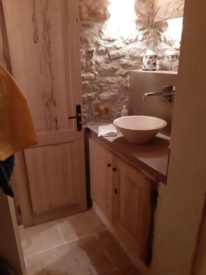 Douche, serviettes fournies