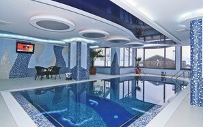 Inomhuspool, en säsongsöppen utomhuspool, gratis cabanor och parasoller
