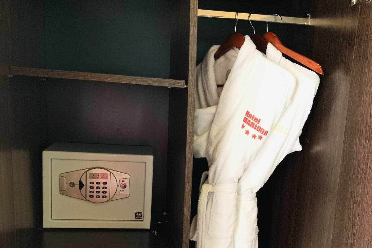 Minibar, individuell inredning, unika möbler och skrivbord