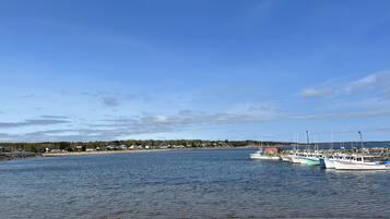 In Strandnähe, Liegestühle, Strandtücher