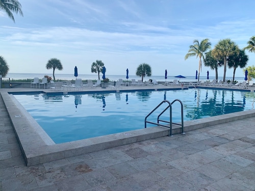 Top floor amazing view Toms Chicken Coop awaits your next stay. Best value