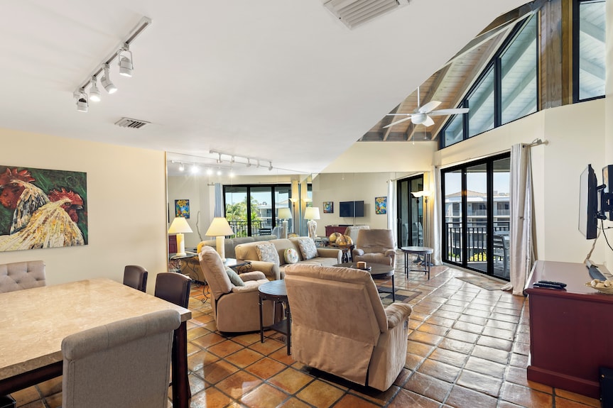 Top Floor Amazing View Toms Chicken Coop Awaits Your Next Stay. Best Value - Key West, FL